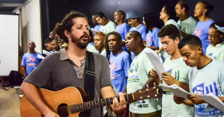 Coral transforma a vida de pessoas em situação de rua