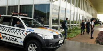 Major chama viatura pelo 190 e manda PMs levarem funcionário dele em casa