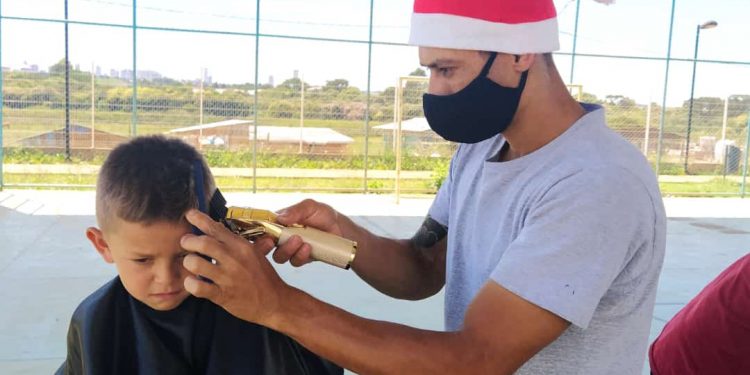 GRUPO DE AMIGOS OFERECE CORTE DE CABELO GRATUITO PARA MAIS DE 100 CRIANÇAS E ADOLESCENTES ATENDIDOS NO CEU DAS ARTES