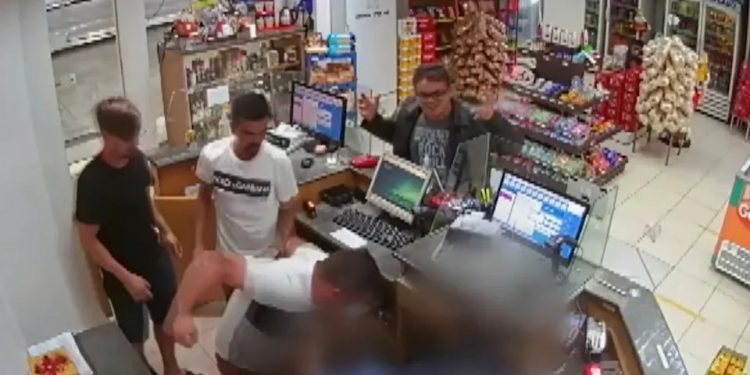 Paraná: quatro homens agridem frentista após cartão recusado