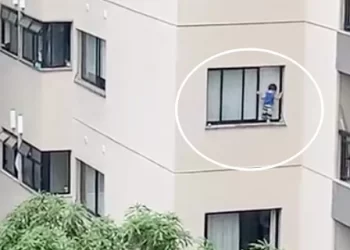 Criança é flagrada pendurada em janela de edifício no Rio