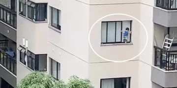 Criança é flagrada pendurada em janela de edifício no Rio