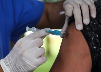 Governo diz que vacinação de crianças contra Covid deve começar em janeiro