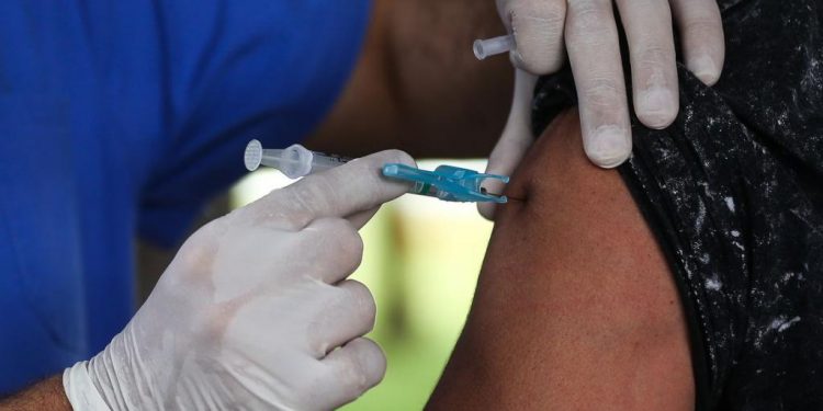 Governo diz que vacinação de crianças contra Covid deve começar em janeiro
