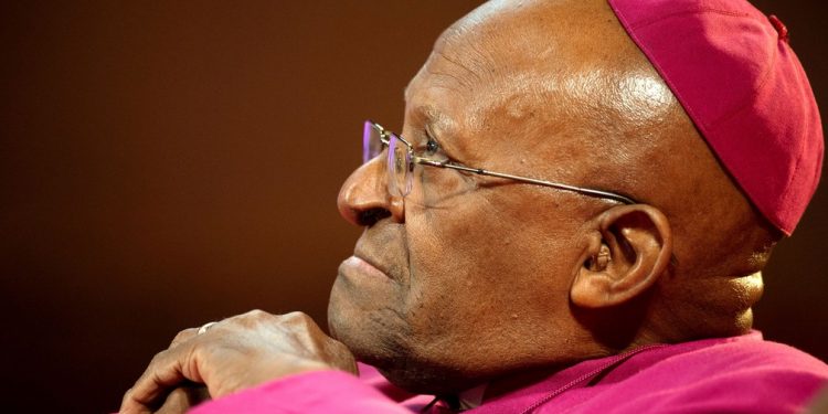 Desmond Tutu, símbolo da luta contra o apartheid e Nobel da Paz, morre aos 90 anos