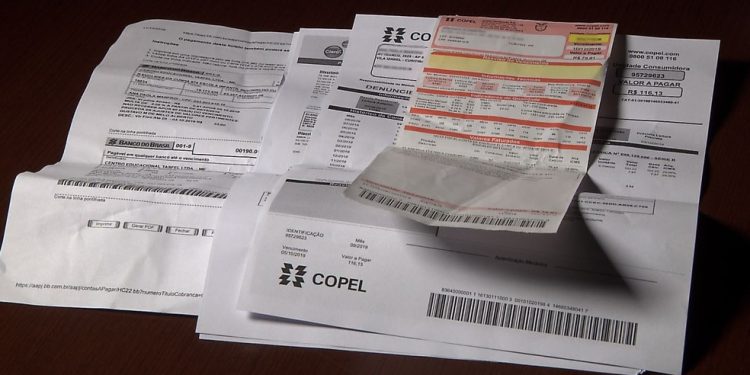 Ratinho Junior sanciona lei que amplia número de famílias com direito à tarifa social da Copel