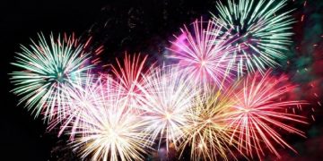 Fogos de artifícios próximos à rede elétrica podem causar acidentes graves e falta de energia