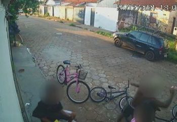 Criança morre após ser atingida por explosivo enquanto dormia em casa; em vídeo, suspeito aparece arremessando objeto