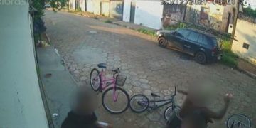 Criança morre após ser atingida por explosivo enquanto dormia em casa; em vídeo, suspeito aparece arremessando objeto