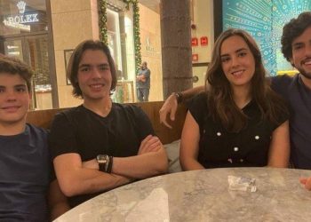 FILHOS E GENRO APRESENTADOR DE FAUSTÃO POSAM JUNTOS EM REGISTRO RARO: ‘FAMÍLIA’
