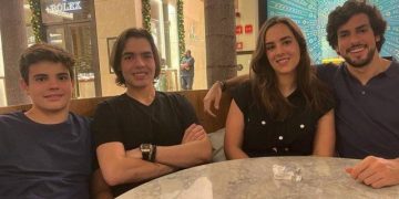 FILHOS E GENRO APRESENTADOR DE FAUSTÃO POSAM JUNTOS EM REGISTRO RARO: ‘FAMÍLIA’