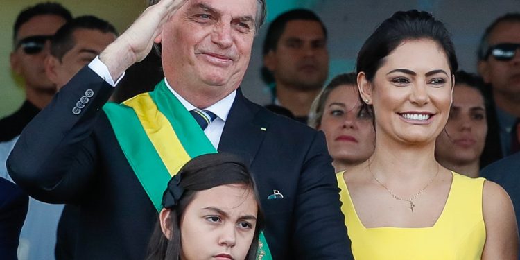 Bolsonaro diz que não vai vacinar sua filha: ‘Espero que não haja interferência do Judiciário’