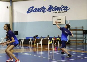 Pelo sonho de ver o filho atleta profissional, mãe vende bombons pra bancar campeonatos