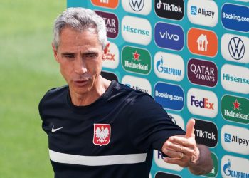 Mais longe de Jorge Jesus, Flamengo encaminha acerto com Paulo Sousa, técnico da Polônia
