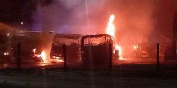 Homens rendem vigias e incendeiam ônibus e outros veículos da prefeitura de Campo Magro