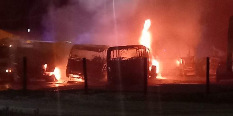 Homens rendem vigias e incendeiam ônibus e outros veículos da prefeitura de Campo Magro