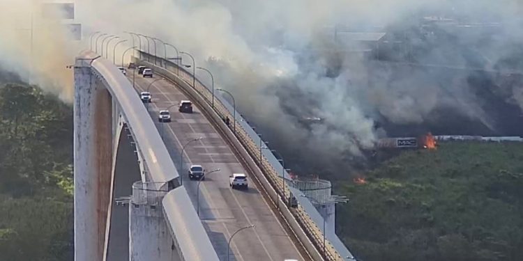 Fogo em vegetação queima fios de iluminação da Ponte Internacional da Amizade