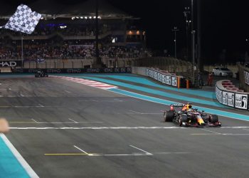 Verstappen ultrapassa Hamilton na última volta em Abu Dhabi e é campeão da F1