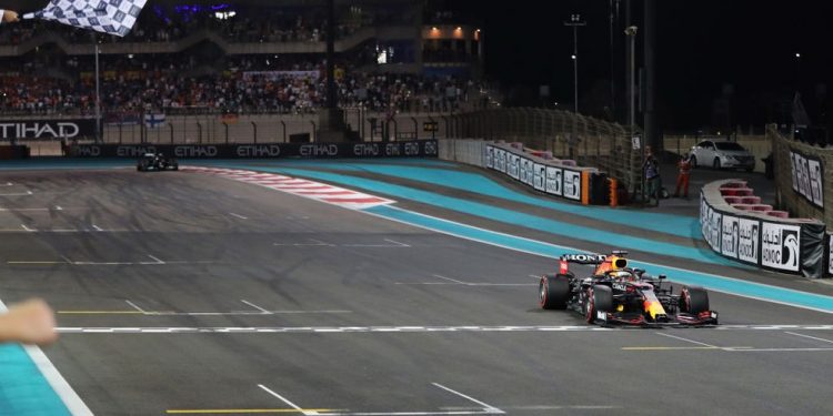 Verstappen ultrapassa Hamilton na última volta em Abu Dhabi e é campeão da F1
