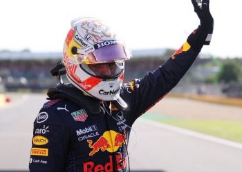 Verstappen faz a pole e leva vantagem em título mais disputado em 47 anos
