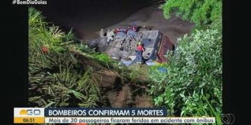 Ônibus cai em ribanceira e deixa 5 mortos e dezenas de feridos na BR-153, dizem bombeiros