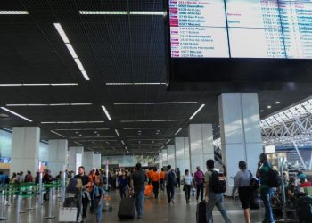 Governo federal publica portaria que exige quarentena para viajantes não vacinados
