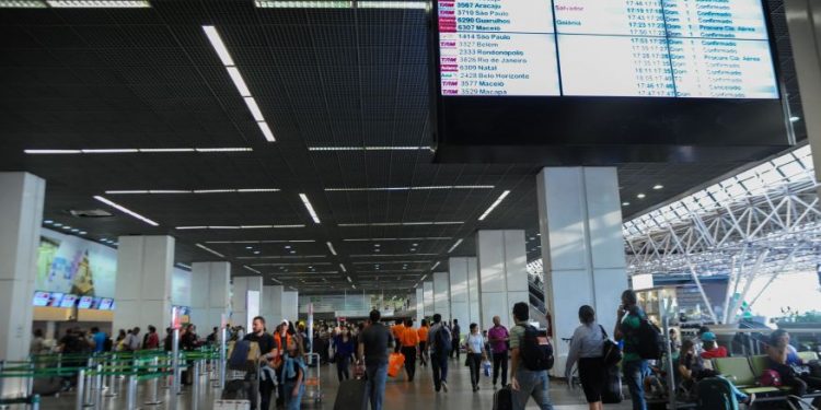 Governo federal publica portaria que exige quarentena para viajantes não vacinados