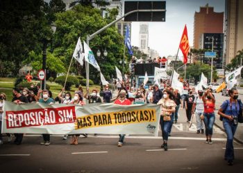 Professores do Paraná entram em greve por reajuste de salários