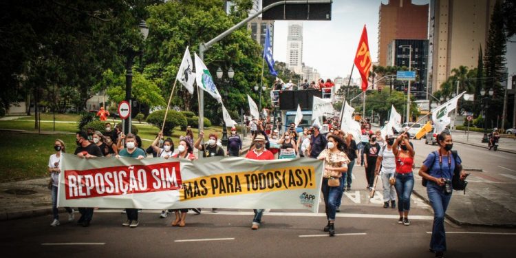 Professores do Paraná entram em greve por reajuste de salários