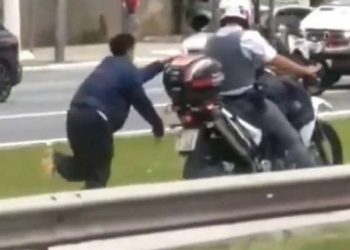 Vídeo mostra homem correndo algemado a moto de PM; ‘andando igual escravo’, diz gravação