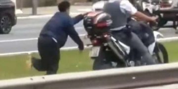 Vídeo mostra homem correndo algemado a moto de PM; ‘andando igual escravo’, diz gravação
