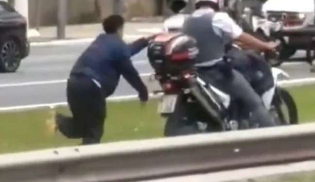 Vídeo mostra homem correndo algemado a moto de PM; ‘andando igual escravo’, diz gravação