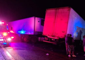 Acidente entre dois caminhões e três carros deixa duas crianças e três adultos feridos na BR-277