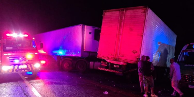Acidente entre dois caminhões e três carros deixa duas crianças e três adultos feridos na BR-277
