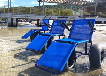 Cadeiras anfíbias são disponibilizadas gratuitamente na Ilha no Mel