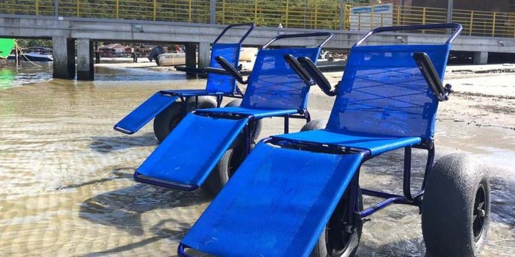 Cadeiras anfíbias são disponibilizadas gratuitamente na Ilha no Mel