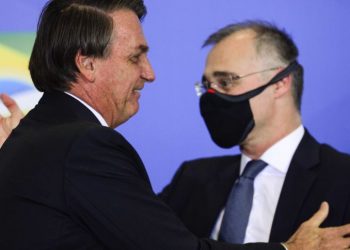 Bolsonaro cita “terrivelmente evangélico” e parabeniza Mendonça no STF