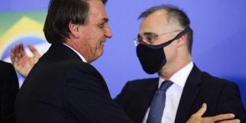 Bolsonaro cita “terrivelmente evangélico” e parabeniza Mendonça no STF