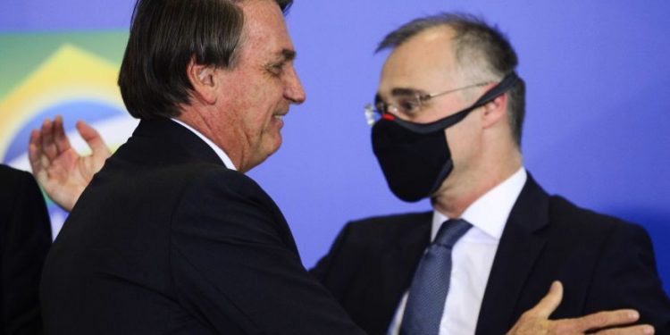 Bolsonaro cita “terrivelmente evangélico” e parabeniza Mendonça no STF