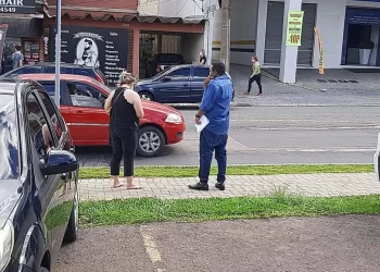Mulher morde marido, casal vai parar na delegacia e sai para jantar logo após briga