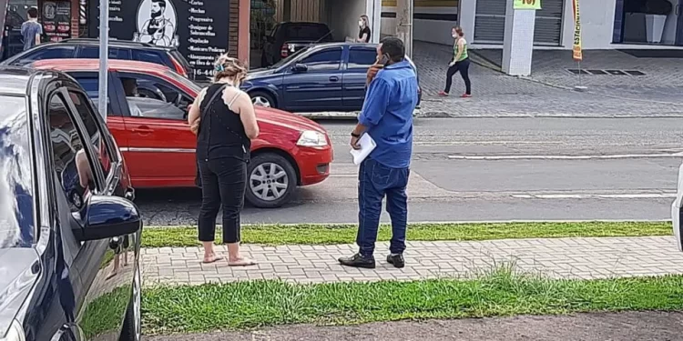 Mulher morde marido, casal vai parar na delegacia e sai para jantar logo após briga