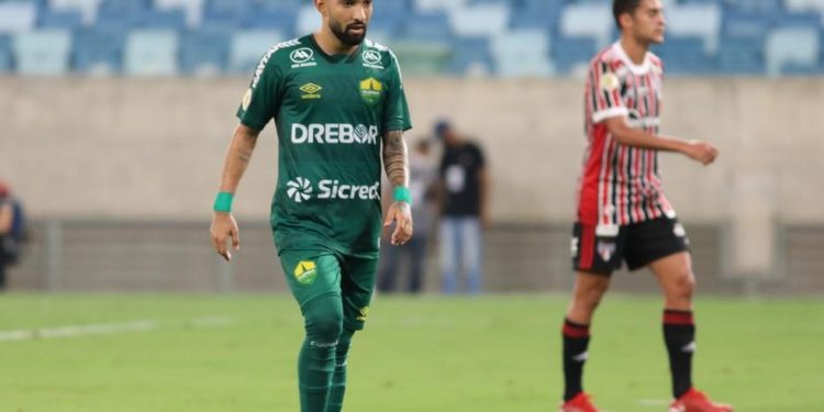 Cuiabá anuncia rescisão de contrato de Clayson após acusação de agressão a mulher