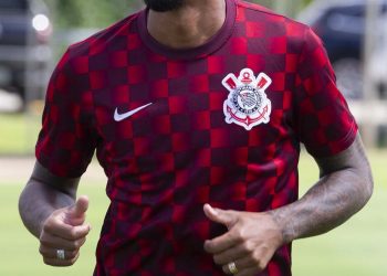 Diretoria do Corinthians agenda encontro com Paulinho e pode fechar contratação