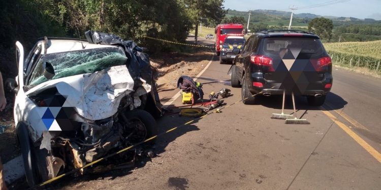 Idosa morre em batida de frente entre dois carros na BR-158, em Laranjeiras do Sul