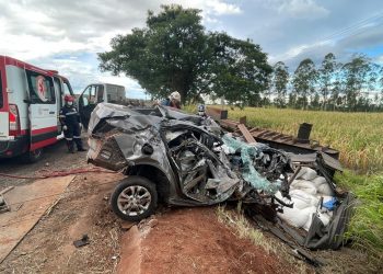 Jovem morre após carro bater em caminhão na PR-463