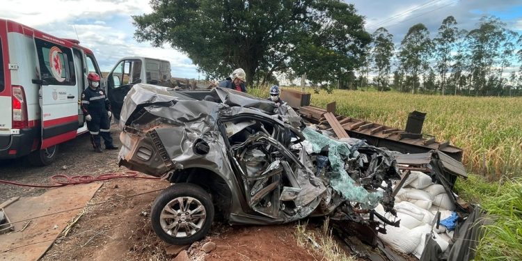 Jovem morre após carro bater em caminhão na PR-463
