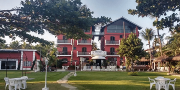 Advogada joga leite quente em funcionária de hotel
