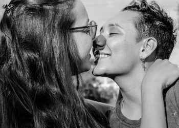 Casal de mulheres registra queixa na delegacia após trocar selinho em bar e ter pedido cancelado: ‘Dói muito’