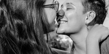 Casal de mulheres registra queixa na delegacia após trocar selinho em bar e ter pedido cancelado: ‘Dói muito’