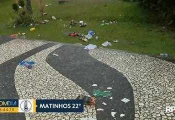 Matinhos amanhece com calçadão cheio de lixo